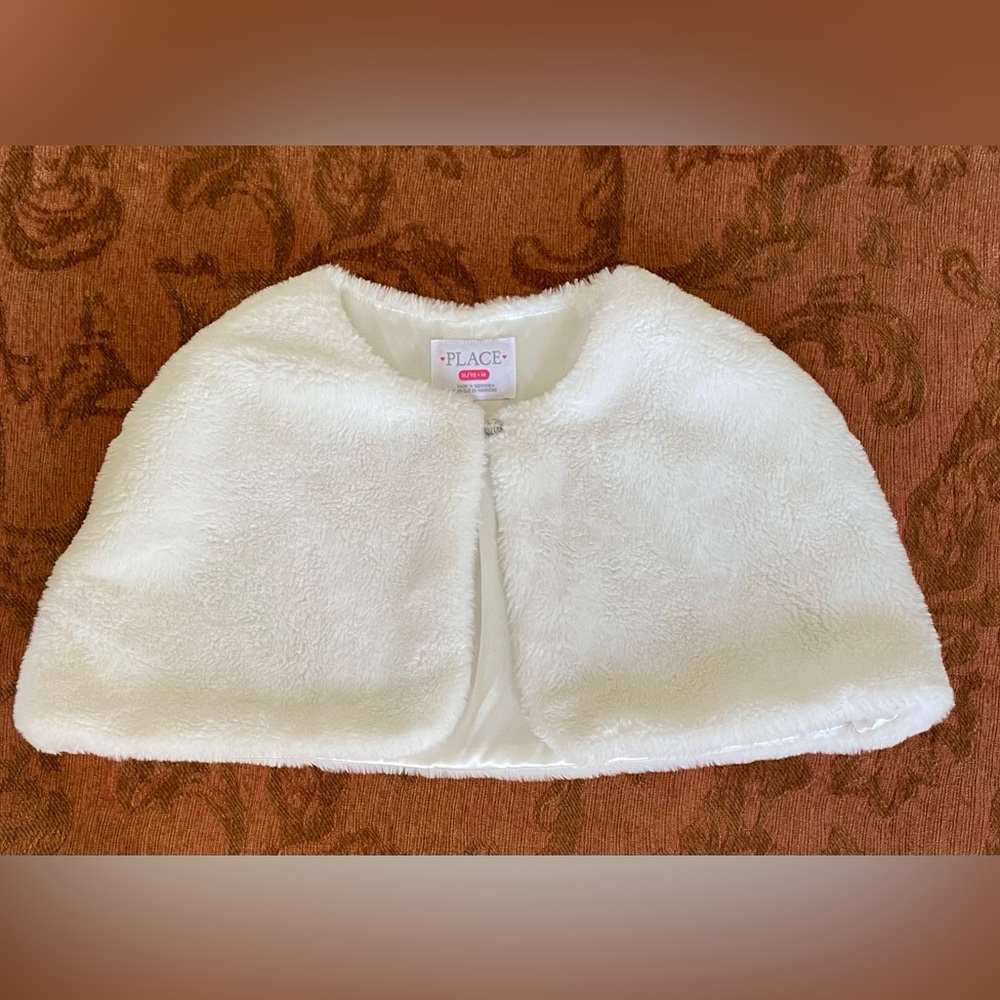 PLACE Capelet
White
Size 14